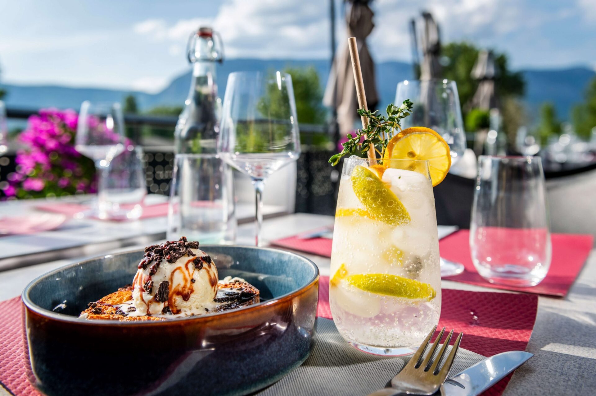 Une table sur la terrasse du Pressoir, avec les montagnes en arrière-plan
