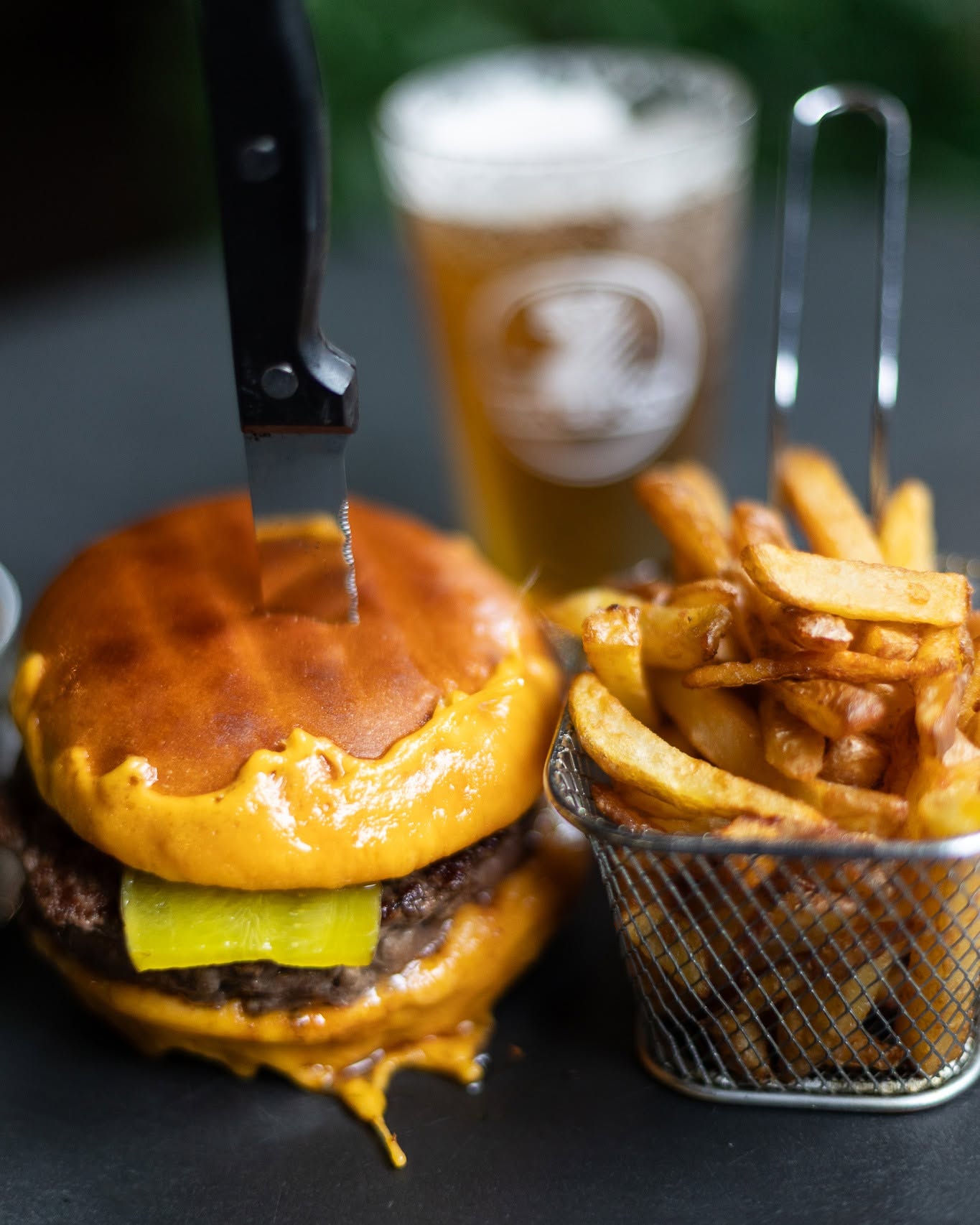 Le burger du Pressoir et ses frites maison, à Domène
